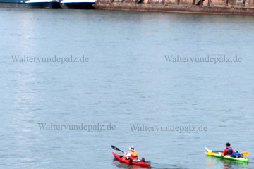 Kanu-Wanderer unterwegs auf dem Rhein bei Ludwigshafen und Mannheim.