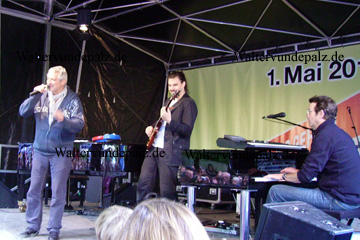 Konstantin Wecker mit Musikerfreunde am 01.Mai 2010 im Ebertpark Ludwigshafen bei seinem Auftritt.