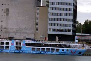 Kreuzfahrtschiff Tui Allegra an einer der Anlegestellen von Mannheim