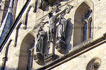 Kreuzigungsgruppe über dem Hauptportal St. Dreifaltigkeit-Kirche