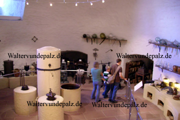 Labor im Deutschen Apothekenmuseum im Schloss Heidelberg. Hier sind all die Geräte ausgestellt, die man für die Herstellung von Medikamenten brauchte und zum Teil heute noch braucht.