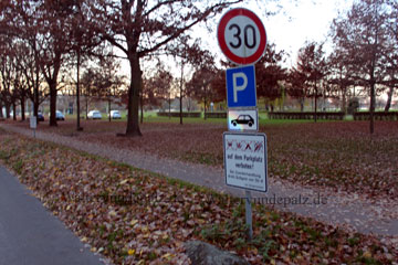 Parkplatz in Ladenburg an der Autofähre über den Neckar in Richtung Ilvesheim.