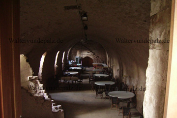 Klosterruine Limburg, großer Keller mit Gewölbe, Treppe für Hochzeit