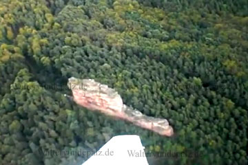 Bei diesem Luftbild über dem Pfälzer Wald handelt es sich um einen Kletterfelsen der zwischen den Bäumen steht.