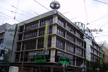 Mannheim am Paradeplatz. Im Hintergrund der Kaufhof, auf dem Dach auf der Kugel steht der Slogan Kaufhof Paradeplatz geschrieben.