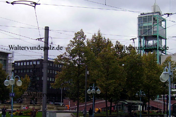 Mannheim am Paradeplatz. Im Hintergrund das Stadthaus mit dem gläsernen Turm indem sich ein Restaurant befindet.
