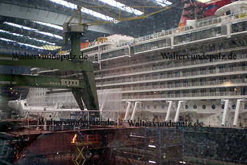 In der Meyer Werft in Papenburg wo gerade ein neues Kreuzfahrtschiff gebaut wird.