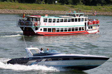 Motoryacht und Ausflugsboot im Hintergrund auf dem Rhein in der Nähe von Speyer.