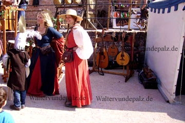 Mittelalter Kleider wie im Mittelalter auf einer Ritterburg in Deutschland nachgestellt