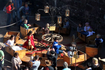 Die Kinder haben ihren großen Spass beim Karussell fahren wie man das vermutlich schon im Mittelalter hatte, mit Handbetrieb und einem Animateur der die Kinder zum Mitmachen bewegt. Mittelalter Markt Hardenburg 2012.
