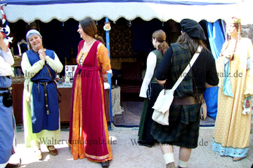 Die schönsten Mittelalter Kostüme und Kleider, die man sich hier auf der Hardenburg beim Mittelalter Markt kaufen kann
