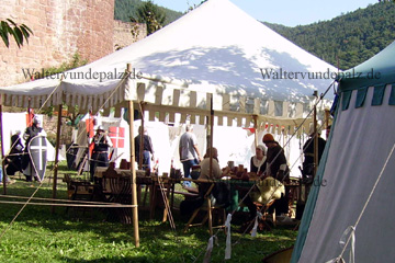 Im Mittelalter musste auch der Markttag auf einer Ritterburg in Deutschland bewacht werden