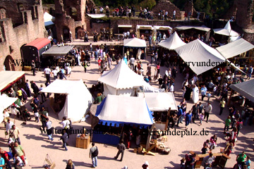 Mittelaltermarkt auf einer Ritterburg in Deutschland, der Hardenburg