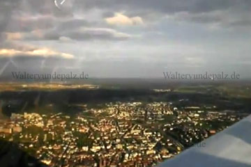 Bei einem Pfalz Rundflug - Luftbild von  Neustadt an der Weinstraße und ein Teil der Tragfläche vom Sportflugzeug. Das Bild habe ich aus dem Cockpit gemacht.