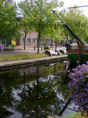 Ein Kanal in Ostfriesland indem ein Torfkahn vor Anker liegt.
