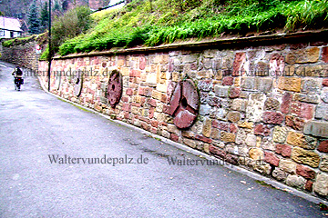 Mühlsteine vor dem Pfalzmuseum