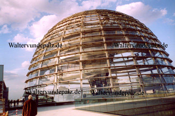 Die gläserne Kuppel bei der Besichtigung vom Reichstag in Berlin.