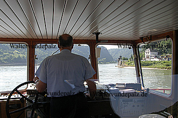 Blick von der Brücke des Ausflugsschiffs, bei der Fahrt vorbei an der Loreley