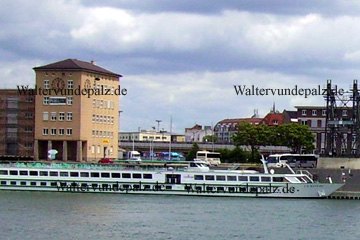 Rhein-Kreuzfahrtschiffe - Anlegestelle Mannheim an der Rheinschanzenpromenade