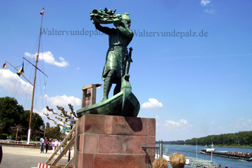 Rhein und der berühmte Hagen, der gerade den Nibelungenschatz in den Rhein bei Worms wirft.
