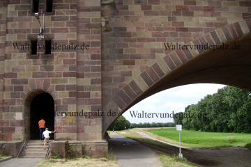 Brücke über den Rhein bei Viernheim in Richtung Worms - Fahrradweg. Der asphaltierte Weg, das ist die Velourroute. Die Walter vun de Palz Route verläuft durch mehr Natur und das was diese Gegend ausmacht, direkt am Rhein entlang und nicht hinterm Deich.