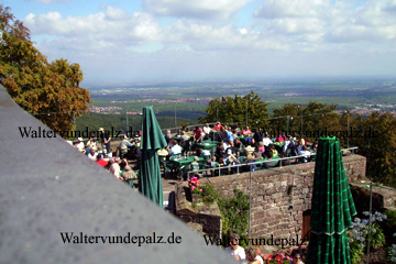 Rietburg, Terrasse an der Gaststätte mit Panorama auf das Rheintal