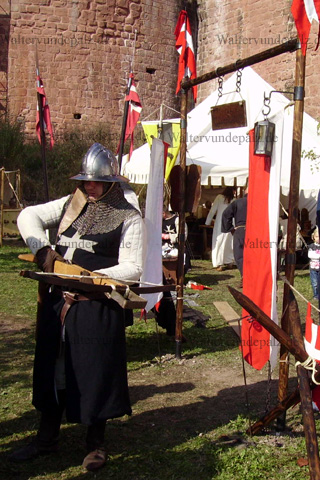 Ein Ritter im Mittelalter auf einer Ritterburg in Deutschland mit Armbrust