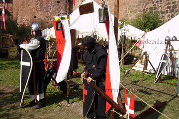 Ritter wie im Mittelalter mit ihren Waffen und Helm, Kettenhemd, Schild und Wappen