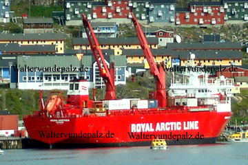 Ein Schiff der Royal Arctic Line vor Anker.