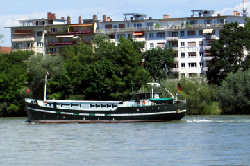 Ein schöner Kutter unterwegs auf dem Rhein, hier im Bereich der Parkinsel in Ludwigshafen am Rhein in Höhe der Schneckennudelbrücke.