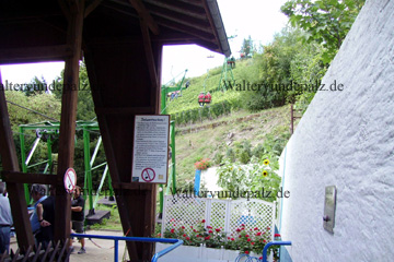 Sesselbahn in Boppard, beim Einsteigen an der Talstation