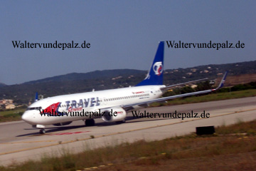 Flieger auf einem Flugplatz in Spanien, das beste ist der Schriftzug Travel auf dem Flugzeugrumpf