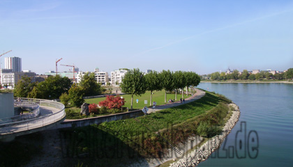 Rheinpromenade in Ludwigshafen am Rhein und rechts im Bild die Schneckennudelbrücke über die man auf die Parkinsel kommt.