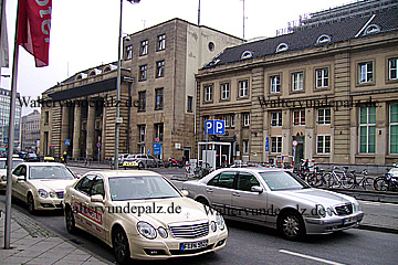 Taxistand am Bahnhof in Frankfurt am Main