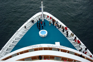 Bug vom Kreuzfahrtschiff und andere Reisegäste die nach Eisbergen Ausschau halten bei der Kreuzfahrt der Route der Titanic.