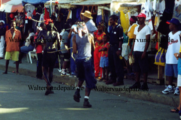 Ein Teufel oder Geist, der an der Leine durch die Gassen auf der Insel Tobago beim Karneval geführt wird.