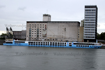Tui Kreuzfahrtschiff Allegra in Mannheim vor Anker.