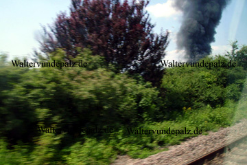 Bild der Rauchsäule bei der Anreise mit der Bahn nach Bad Dürkheim an der Weinstraße. Auf der Autobahn war ein schlimmer Unfall passiert und die Fahrzeuge brannten lichterloh.