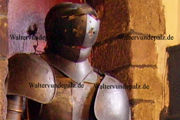Visierhelm mit Halsberge und den Achselstücken an der Ritterrüstung aus dem Mittelalter in Deutschland