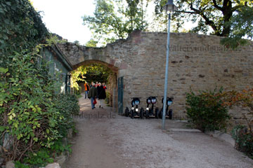 Mit dem Segway kann man manche Wanderwege wie den auf die Wachjtenburg bei Wachenheim an der Weinstraße auch befahren. Hier zu sehen Segways hinter dem Eingang zur Burg.