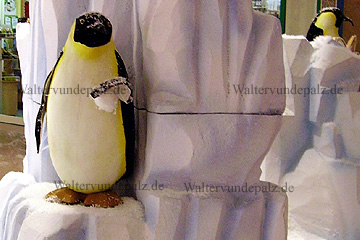 Weihnachtskrippe in Ludwigshafen am Rhein, Pinguine auf einer Eisscholle