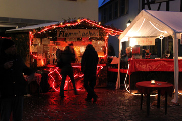 Weihnachtsmarkt in der Altstadt von Freinsheim an einem Abend in der Adventszeit im Dezember in Deutschland.