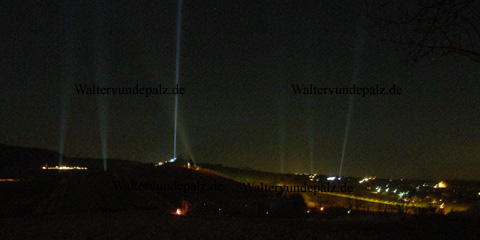 Weinbergleuchten 2009 Strahlen in den Nachthimmel in Düw