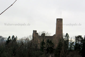Burg Windeck oberhalb von Weinheim auf einem Bergrücken.