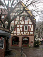 Ein kleines gemütliches Cafe in Weinheim am Marktplatz in einem Fachwerkhaus wie man es im Odenwald aber auch anderorts in Deutschland häufig in einer Altstadt zu sehen bekommt.