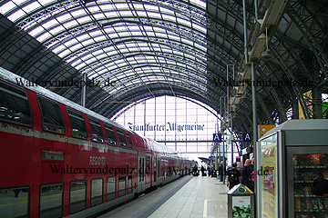 Zug zweistoeckig im Bahnhof in Frankfurt am Main
